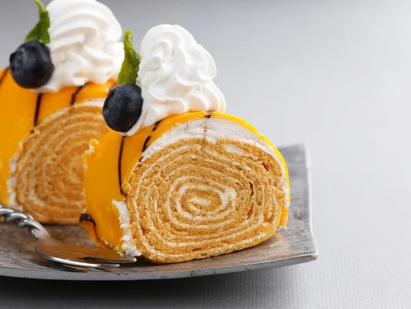 Postre pedazo de pastel con crema y chocolate en un plato —  Fotos de Stock