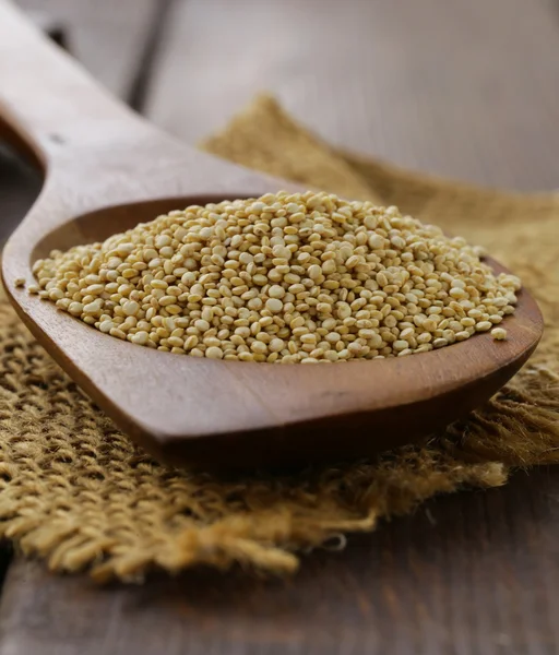 Natürliches Bio-Getreidequinoa auf einem Holztisch — Stockfoto