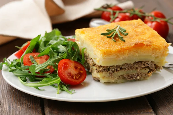 Ralladura de patata casera con carne y queso —  Fotos de Stock