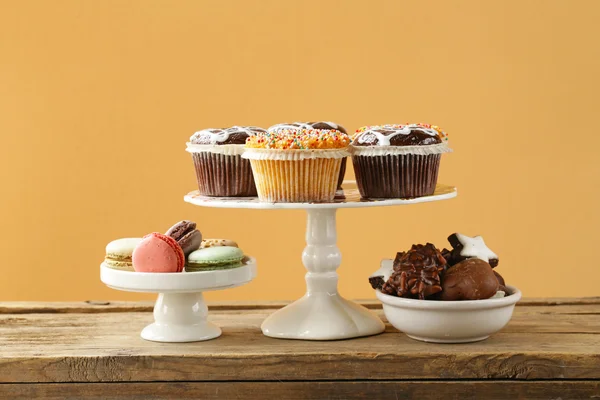 Dessert buffet muffins, cookies, macaroon on a wooden table — Stock Photo, Image