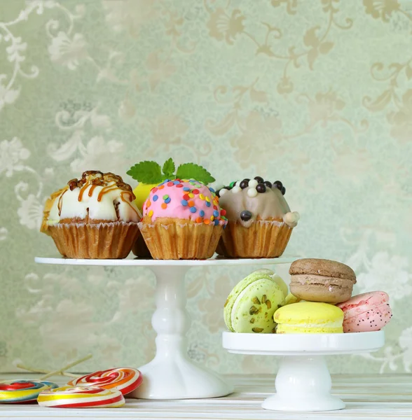 Dessert buffet muffins, cookies, macaroon on a wooden table — Stock Photo, Image