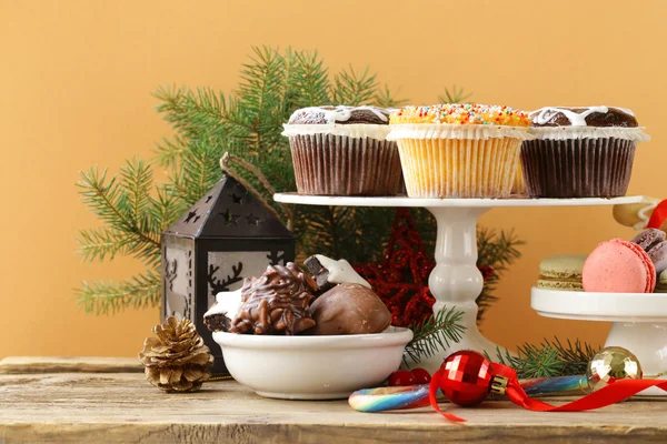 Dessert muffin a buffet, biscotti, maccheroni su un tavolo di legno — Foto Stock