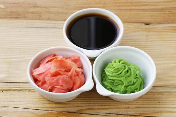 Molho de wasabi japonês, molho de soja e gengibre em conserva — Fotografia de Stock