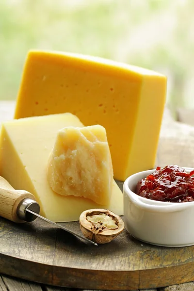 Cheeseboard diferentes tipos de queijo para um aperitivo — Fotografia de Stock