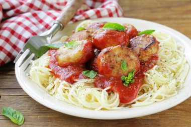 İtalyan yemeği makarna - spagetti domates sosu ve köfte ile