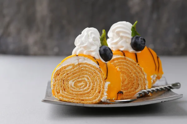 Postre pedazo de pastel con crema y chocolate en un plato —  Fotos de Stock