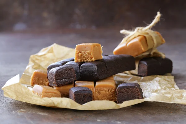 Doce de sobremesa caseiro caramelo e caramelo de chocolate — Fotografia de Stock