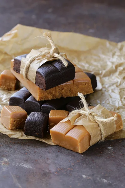 Domácí moučník cukroví karamel a čokoládové karamely — Stock fotografie