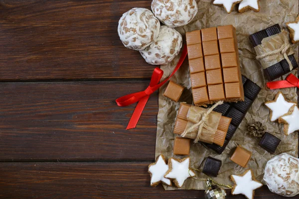 Toffee, peperkoektaartje en cookies voor de giften van Kerstmis — Stockfoto