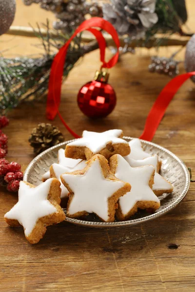 Biscoitos de gengibre com cobertura branca para sobremesa de Natal — Fotografia de Stock