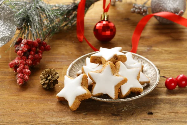 Galletas de jengibre con glaseado blanco para el postre de Navidad —  Fotos de Stock