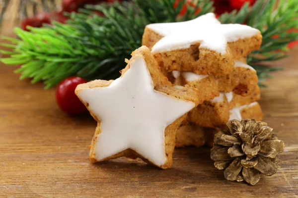 Biscoitos de gengibre com cobertura branca para sobremesa de Natal — Fotografia de Stock