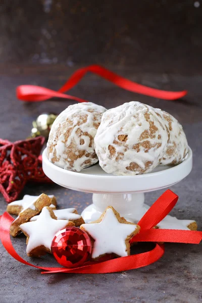 Galletas de jengibre con glaseado blanco para el postre de Navidad — Foto de Stock