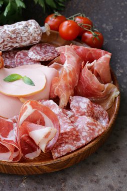 Çeşitli deli et - jambon, sosis, salam, parma, jambon, pastırma