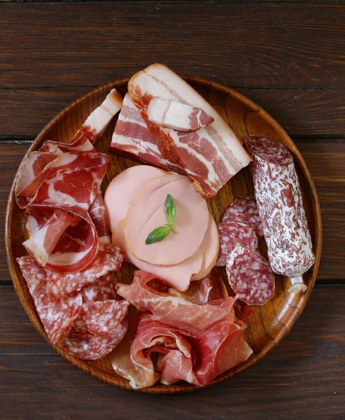 Carnes deli sortidas presunto, salsicha, salame, parma, prosciutto, bacon — Fotografia de Stock