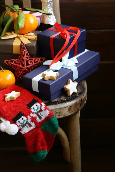 Cajas de regalo, champán y naranjas en una silla vintage — Foto de Stock