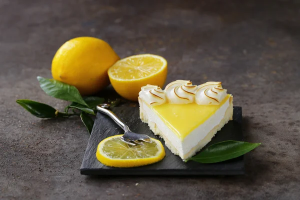 집에서 구운 레몬 타르트 케이크와 머랭 크림 — 스톡 사진