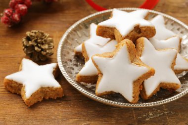 gingerbread çerezleri Noel tatlı beyaz buzlanma ile