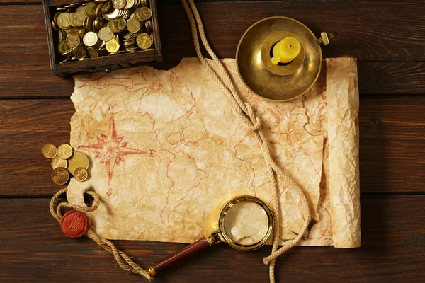 Vintage map and accessories for the treasure hunt and travel — Stock Photo, Image