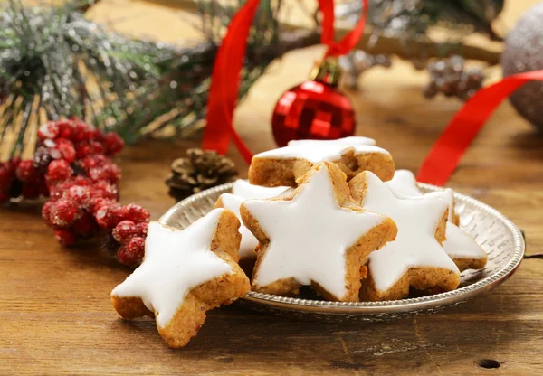 Pierniki z biały lukier na Boże Narodzenie deser — Zdjęcie stockowe