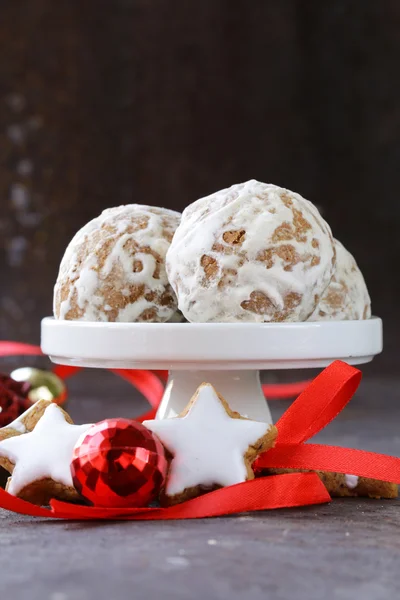 Gingerbread cookies with white icing for Christmas dessert — Stock Photo, Image