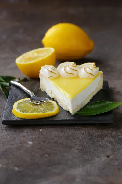 Pastel de tarta de limón horneado casero con crema de merengue — Foto de Stock