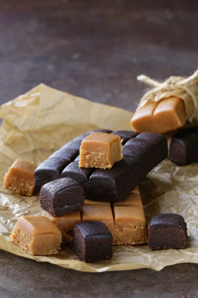 Zelfgemaakte dessert snoep karamel en chocolade toffee — Stockfoto