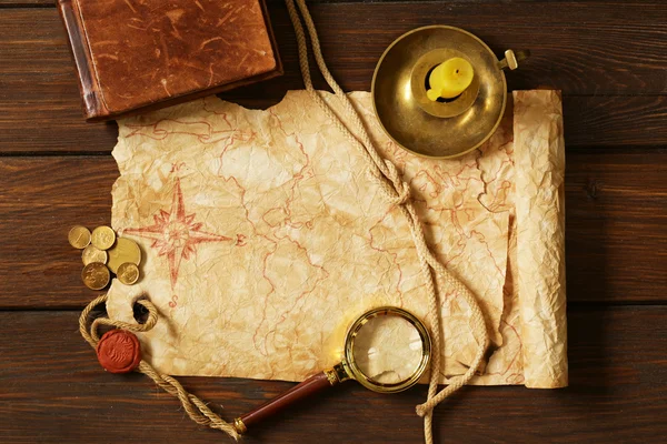 Vintage map and accessories for the treasure hunt and travel — Stock Photo, Image