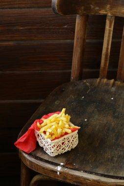 hasır sepet içinde geleneksel Fransız kızartması