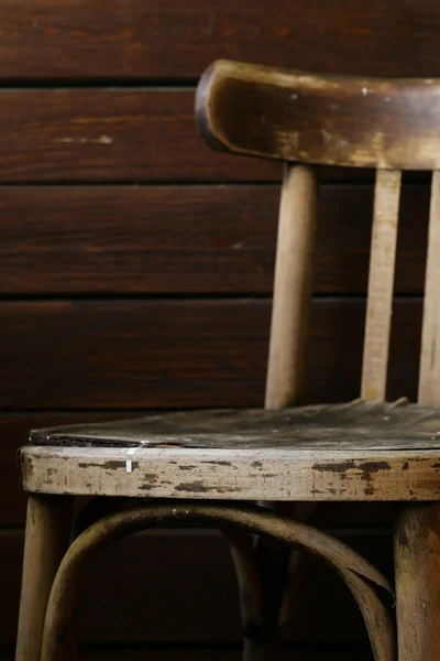 Silla antigua grunge vintage sobre fondo de madera — Foto de Stock