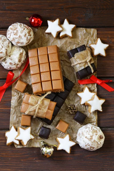 Toffee, peperkoektaartje en cookies voor de giften van Kerstmis — Stockfoto