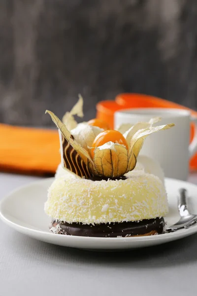 Десертний шматочок торта з вершками та шоколадом на тарілці — стокове фото