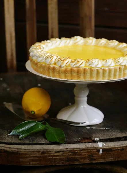 自家製焼きレモンタルトケーキメレンゲクリーム — ストック写真