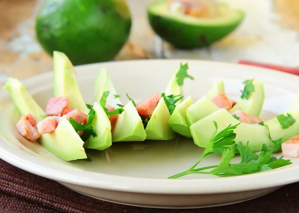 Appetizer of fresh avocado with grilled bacon — Stock Photo, Image