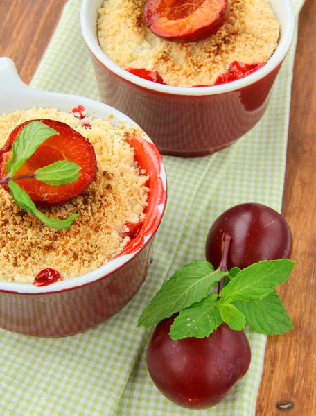 Warm crumble dessert with plums — Stock Photo, Image