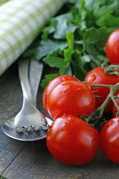 Ripe organic tomatoes on a wooden board — Stock Photo, Image