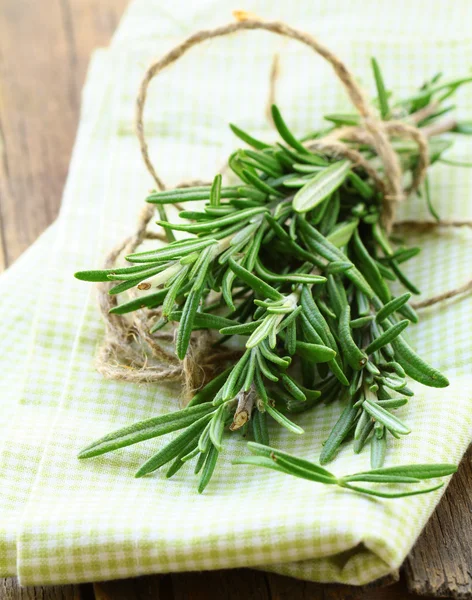 Buchet de rozmarin organic proaspăt pe masa de lemn — Fotografie, imagine de stoc