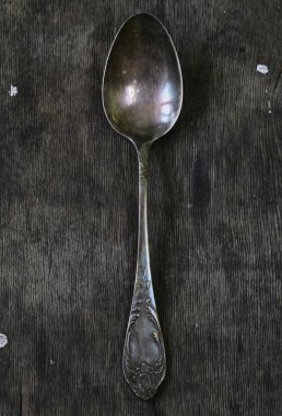 Ahşap arka plan üzerinde Vintage gümüş kaşık