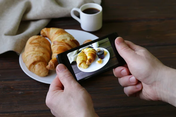 Smartphone schoss Essen Foto - Croissants mit Marmelade zum Frühstück — Stockfoto