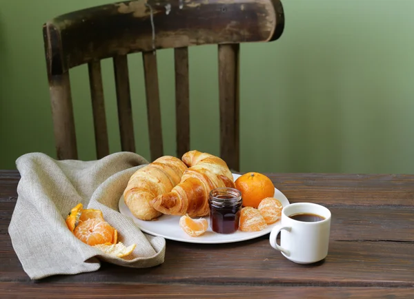 Traditional croissants with jam for breakfast, rustic still life — Stock Photo, Image