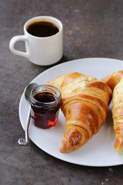 Traditionelle Croissants mit Marmelade zum Frühstück, rustikales Stillleben — Stockfoto