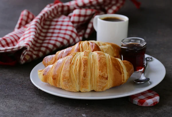 Croissants tradicionais com engarrafamento de café da manhã, vida tranquila rústica — Fotografia de Stock