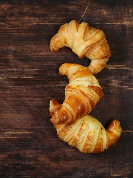 Traditionelle Croissants mit Marmelade zum Frühstück, rustikales Stillleben — Stockfoto