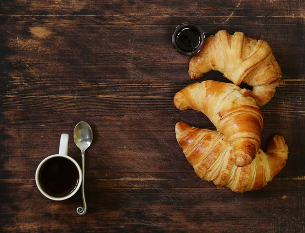 Traditional croissants with jam for breakfast, rustic still life — Stock Photo, Image