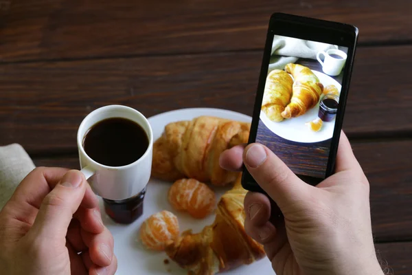 Smartphone shot foto cibo - croissant con marmellata per la prima colazione — Foto Stock