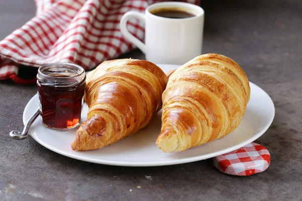 Traditional croissants with jam for breakfast — Stock Photo, Image