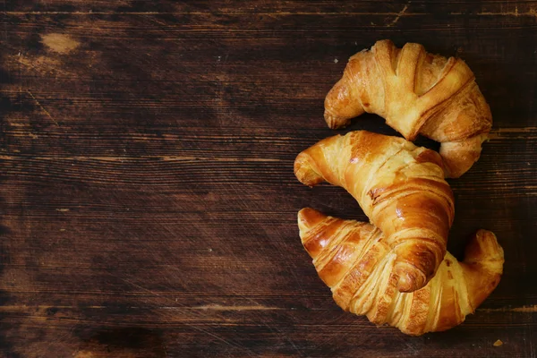 Traditionelle Croissants mit Marmelade zum Frühstück — Stockfoto