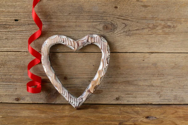 Herz aus Holz als Symbol der Liebe auf altem Hintergrund — Stockfoto