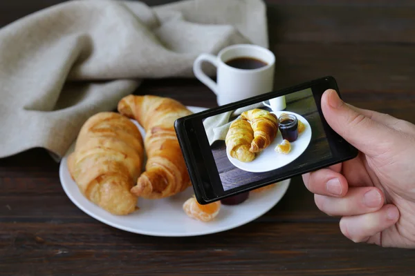 Foto de comida tomada smartphone - croissants con mermelada para el desayuno — Foto de Stock