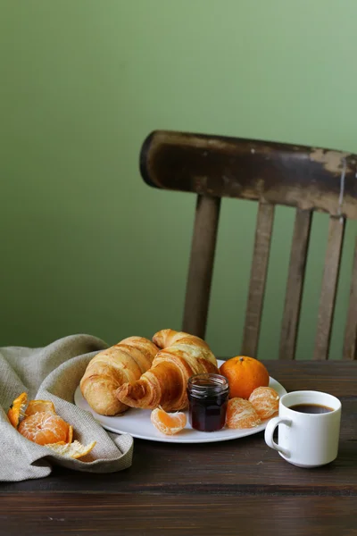 Традиційні круасани з варенням на сніданок — стокове фото